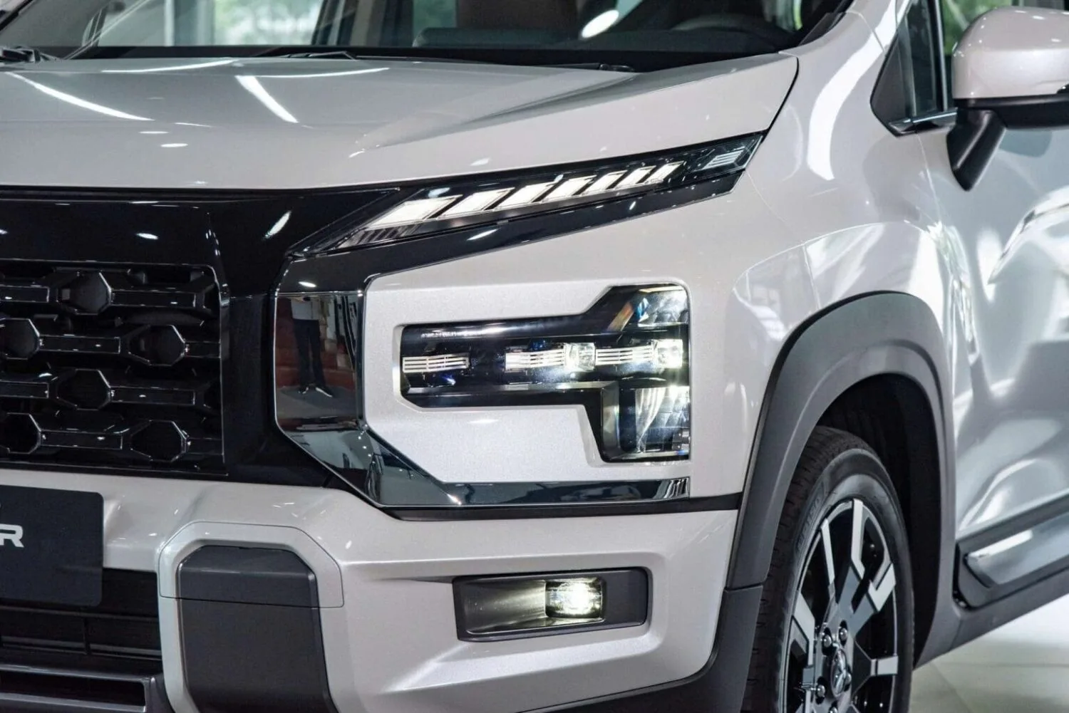 Xpander Premium Và Xpander Cross